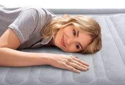 Intex Comfort Plush Hoog Luchtbed - Eenpersoons - Ingebouwde Elektrische Pomp 20 Intex Comfort Plush Hoog Luchtbed - Eenpersoons - Ingebouwde Elektrische Pomp -Outwell Winkel 1320 1900 64412 inuse2 2022 300