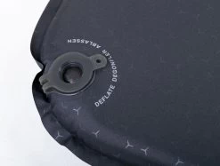 Exped SIM 3.8 LW Zelfopblazende Slaapmat -Outwell Winkel 1441 1900 sim black valve close