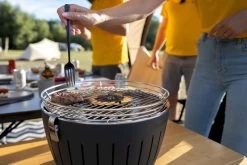 LotusGrill XL Hybrid Houtskoolbarbecue - Rood -Outwell Winkel lotusgrill in gebruik hamburger 3